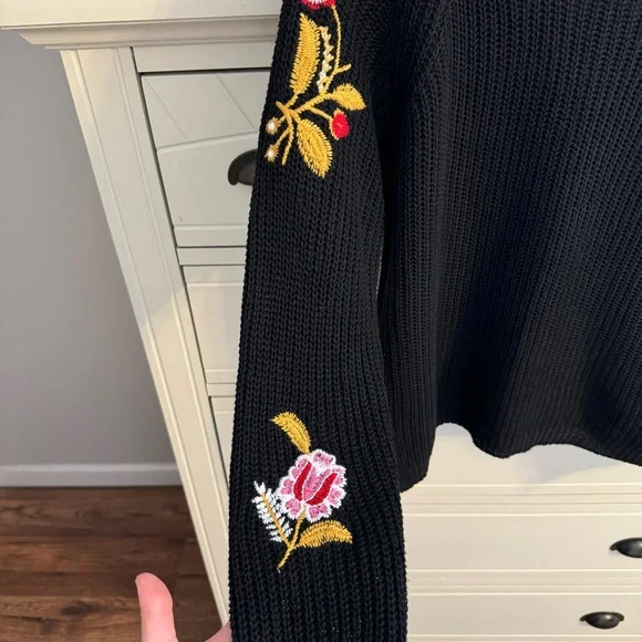 Embroidered Sleeve Gold Floral Black Knit Woven Heart Crew Neck Sweater Medium - Picture 3 of 9